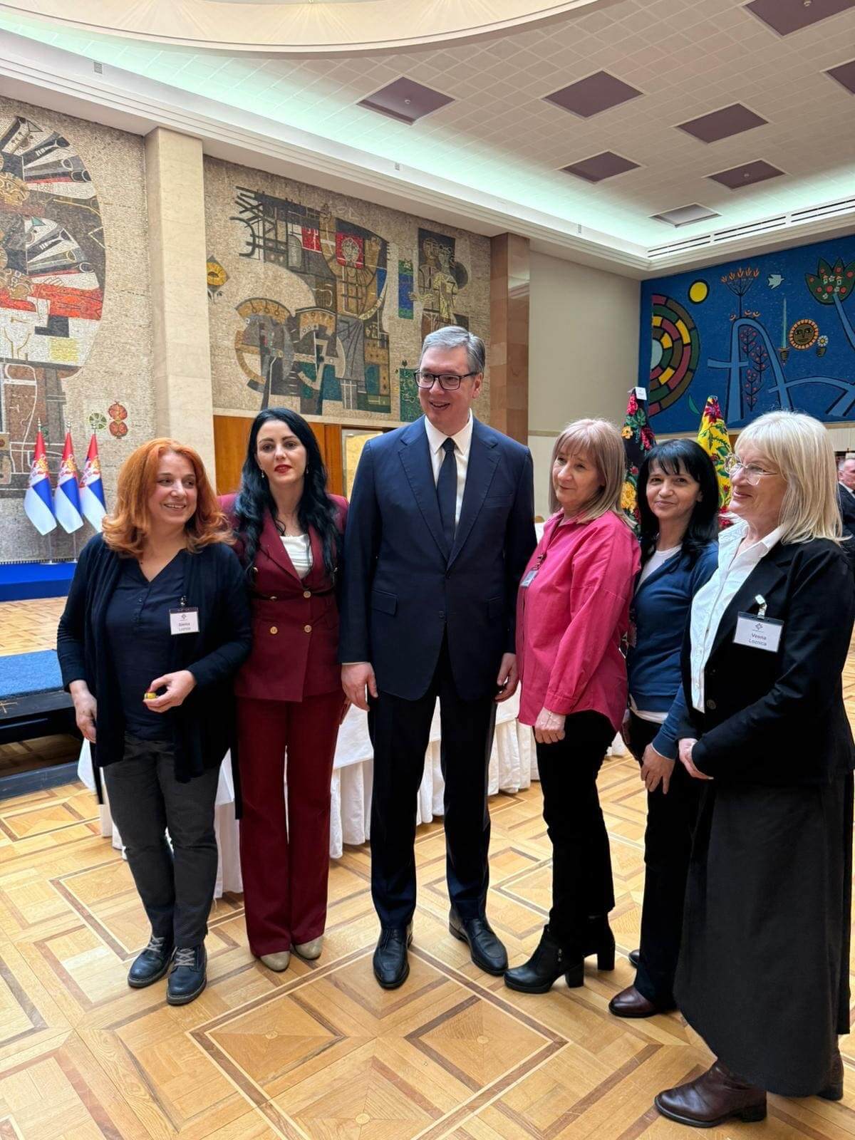 Izlozba-predsednik-vucic-gradonacelnica-lukic