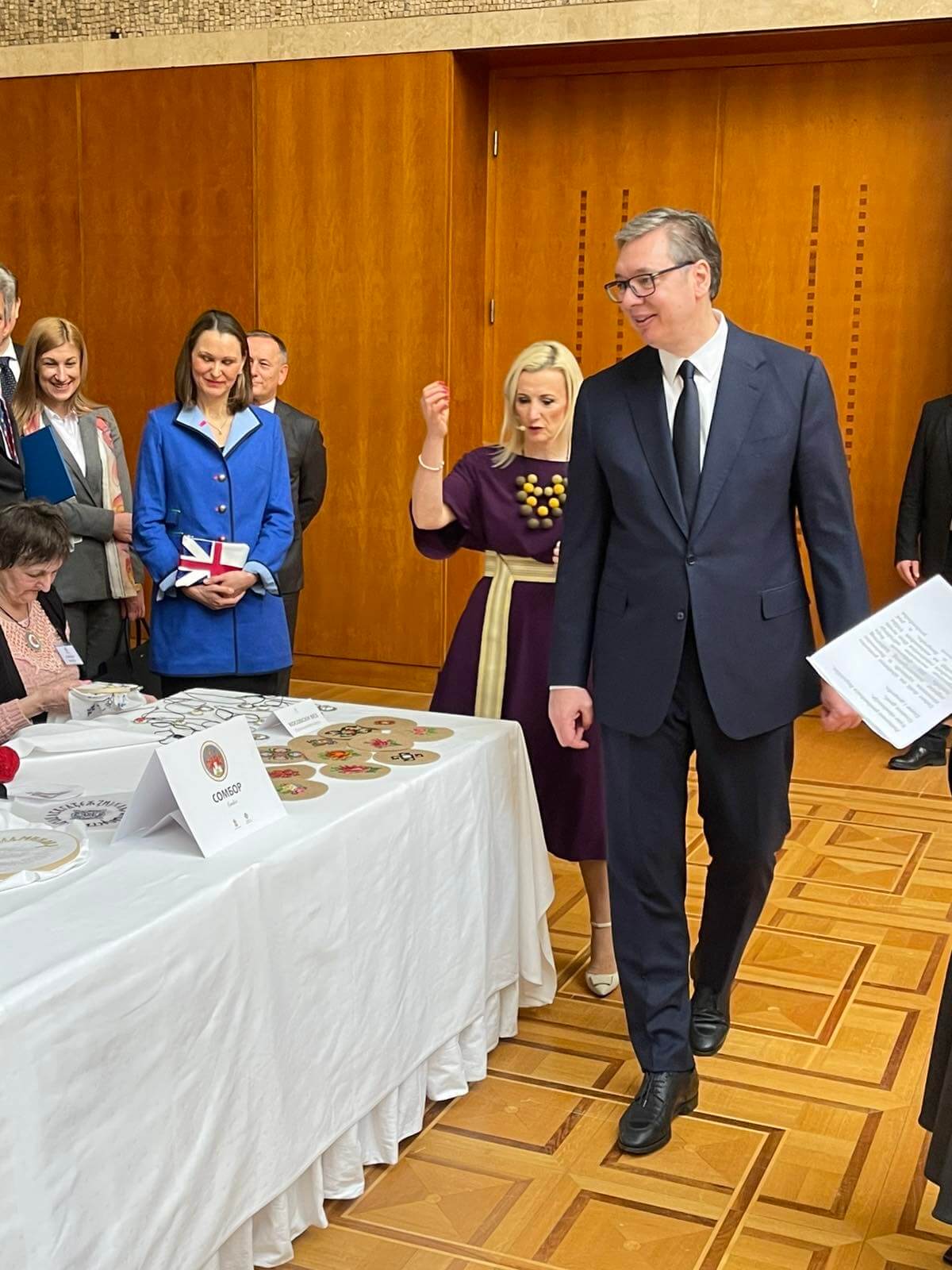 Izlozba-predsednik-vucic-gradonacelnica-lukic_04