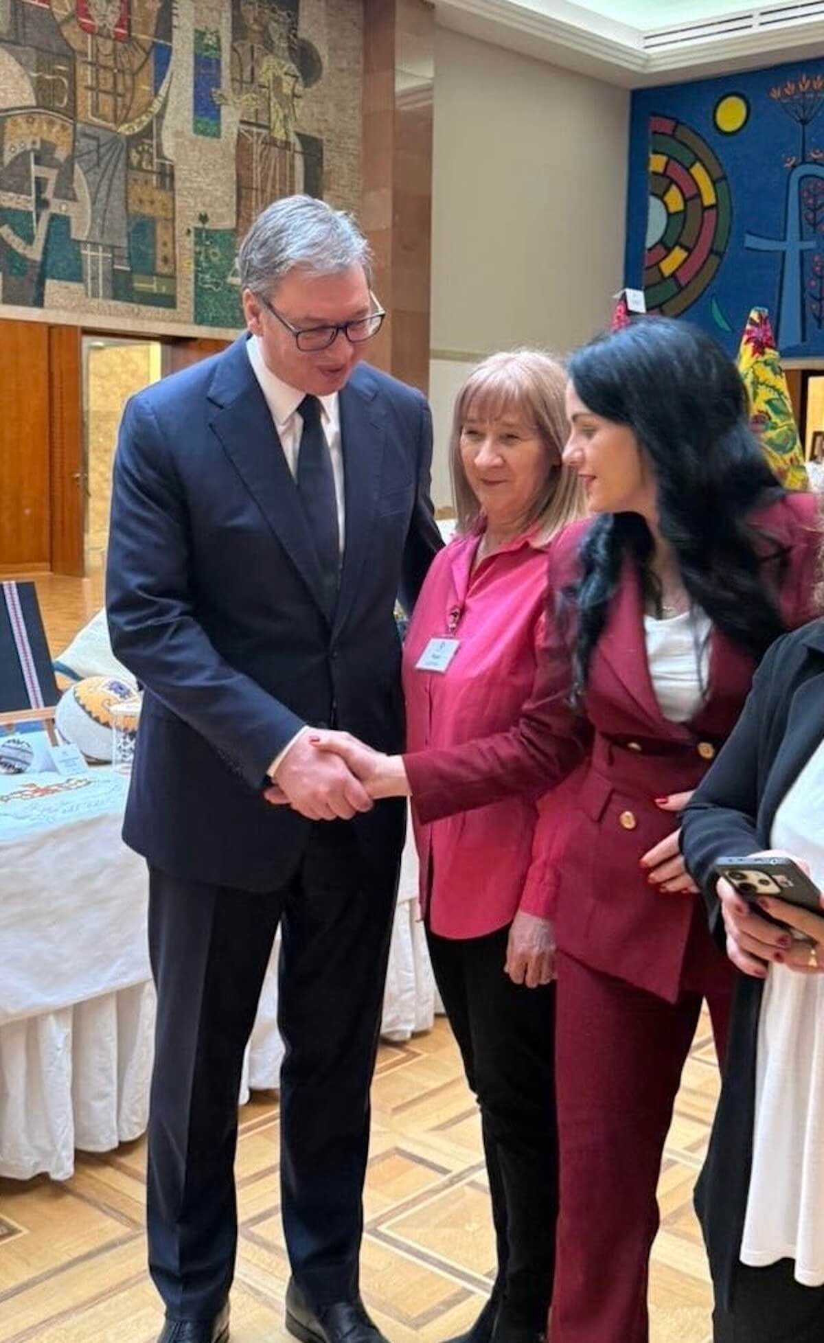 Izlozba-predsednik-vucic-gradonacelnica-lukic_05