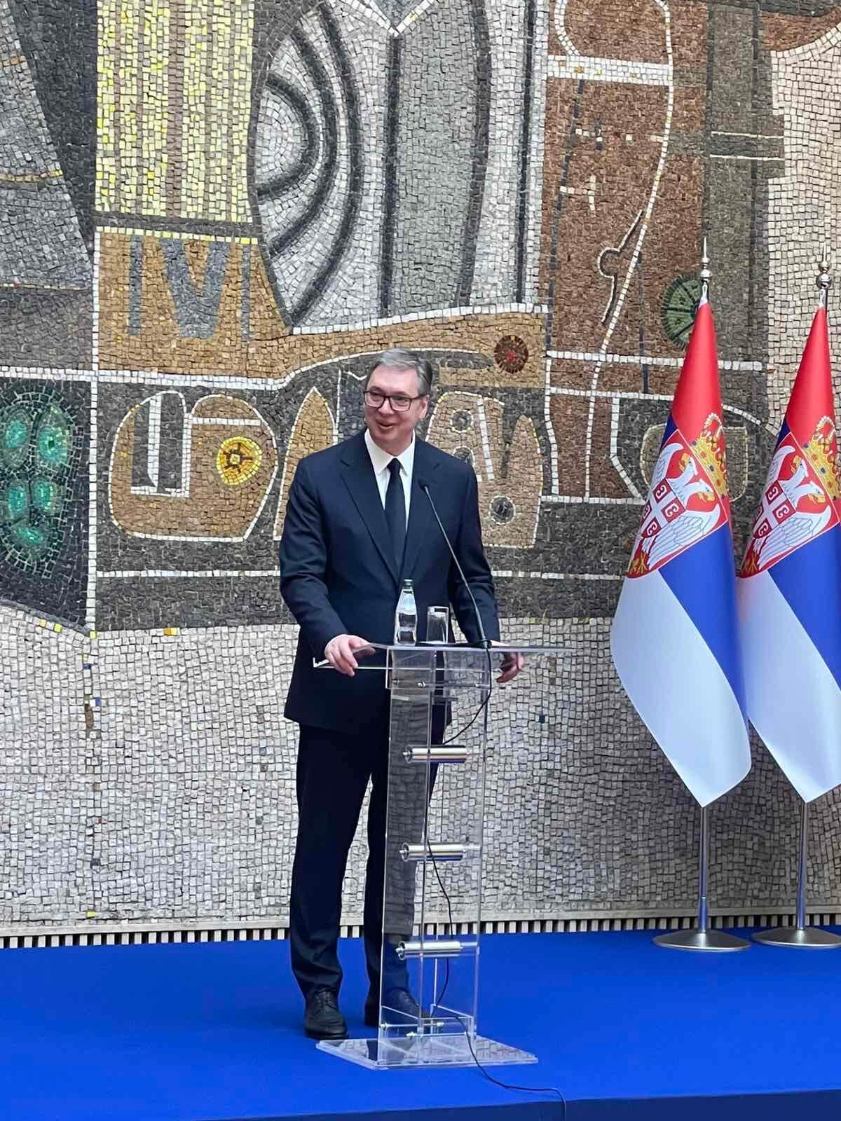 Izlozba-predsednik-vucic-gradonacelnica-lukic_06