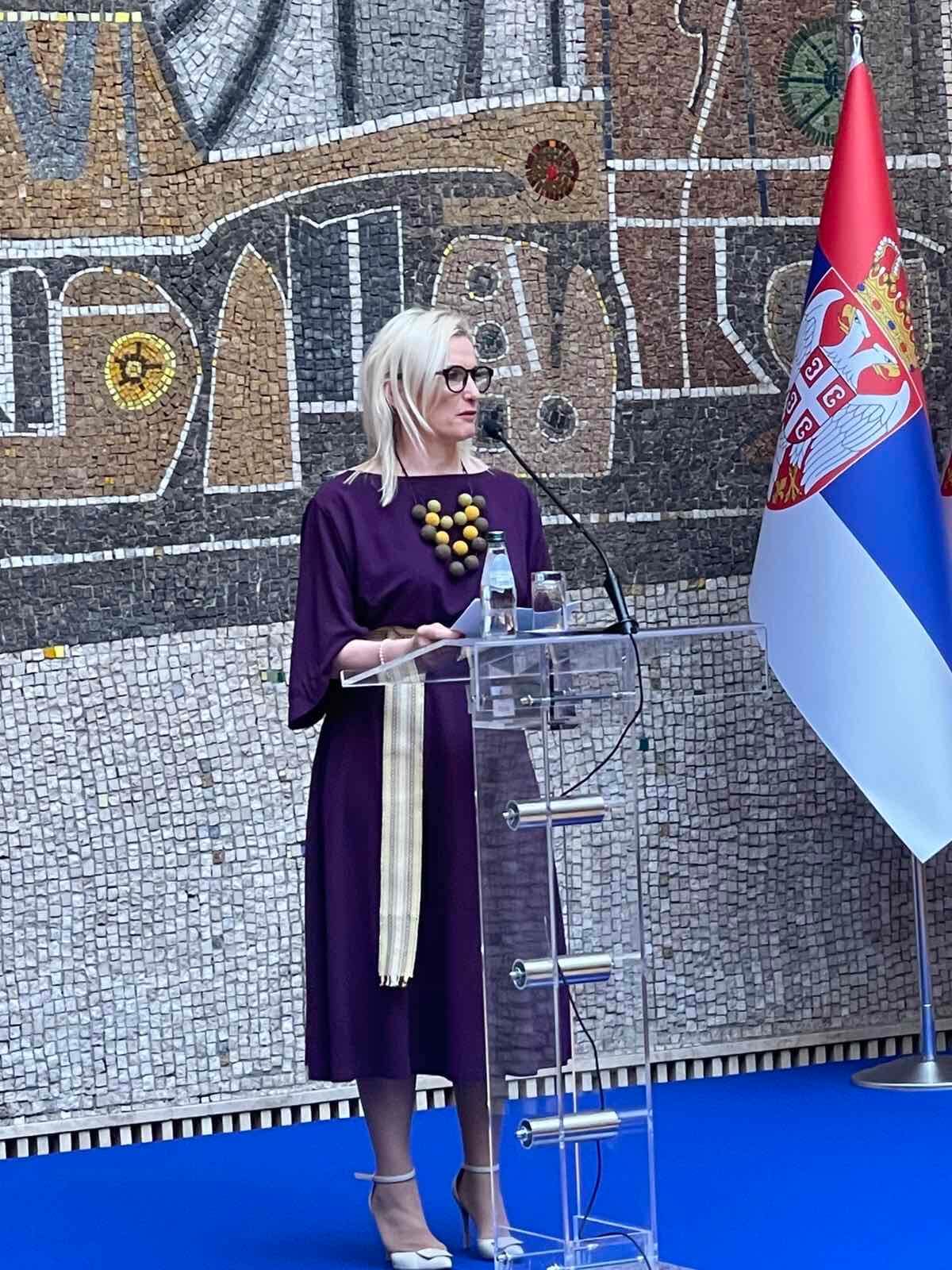 Izlozba-predsednik-vucic-gradonacelnica-lukic_07