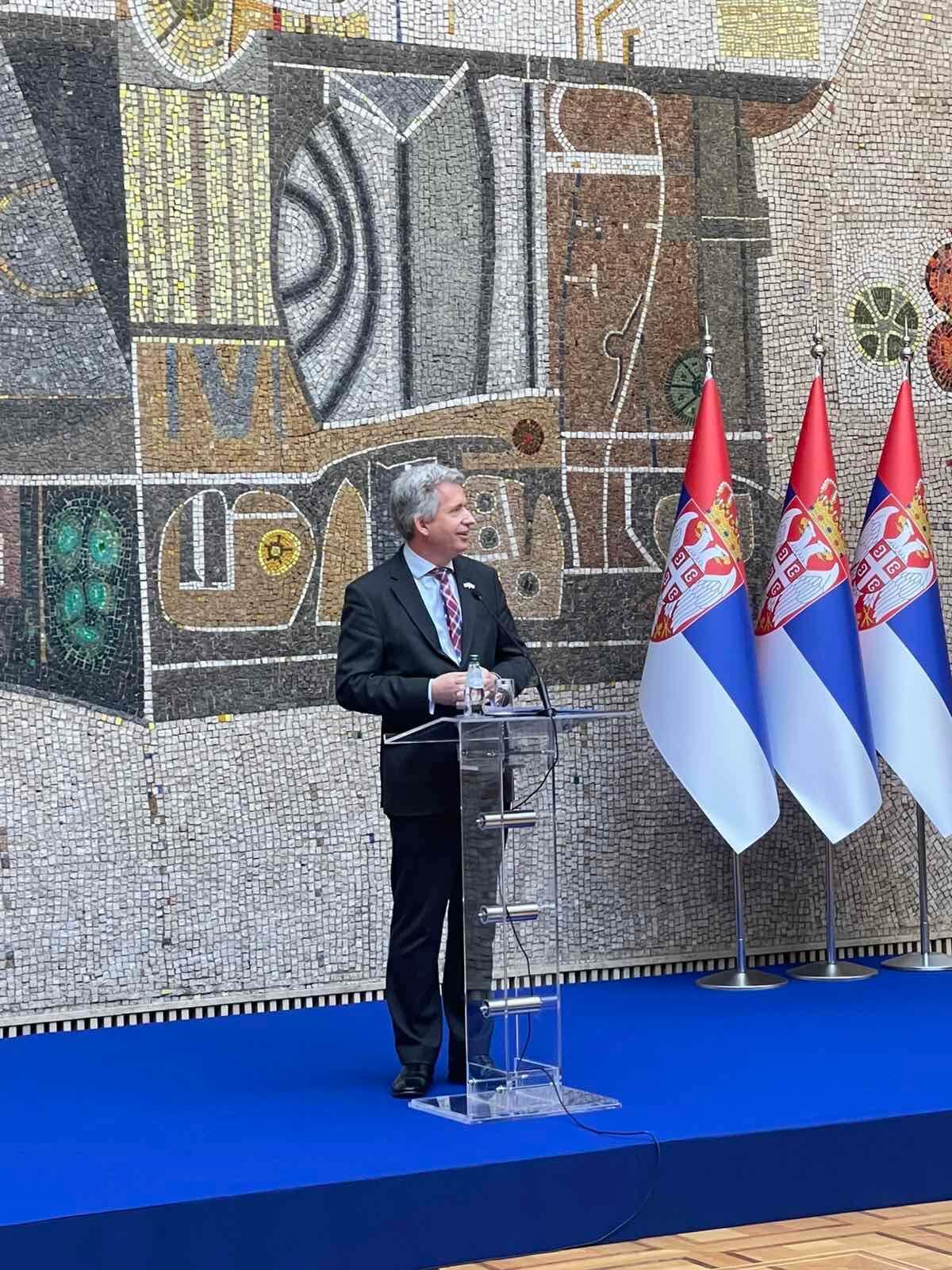 Izlozba-predsednik-vucic-gradonacelnica-lukic_08