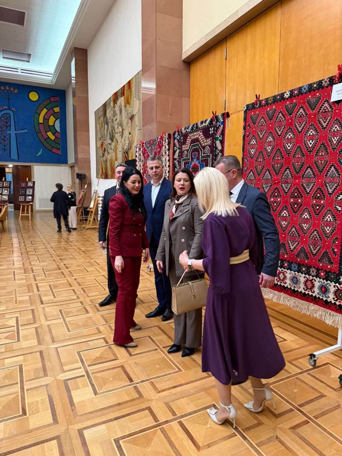 Izlozba-predsednik-vucic-gradonacelnica-lukic_09