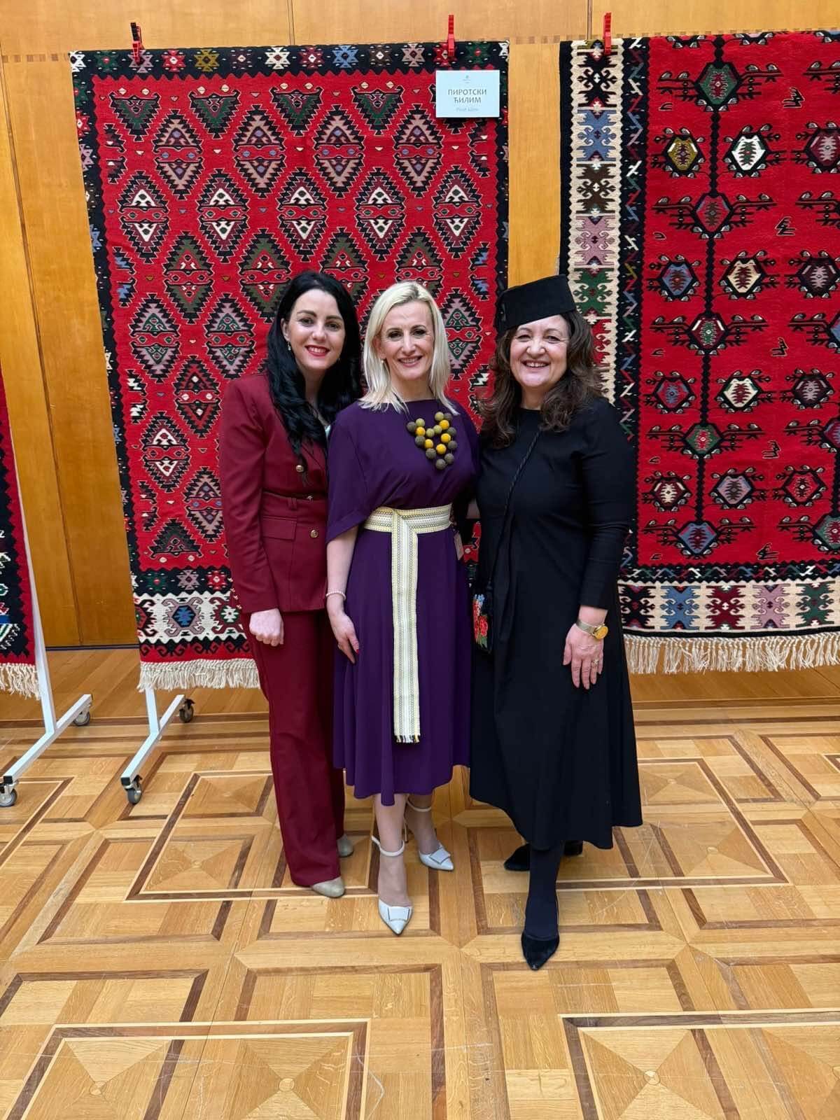 Izlozba-predsednik-vucic-gradonacelnica-lukic_10