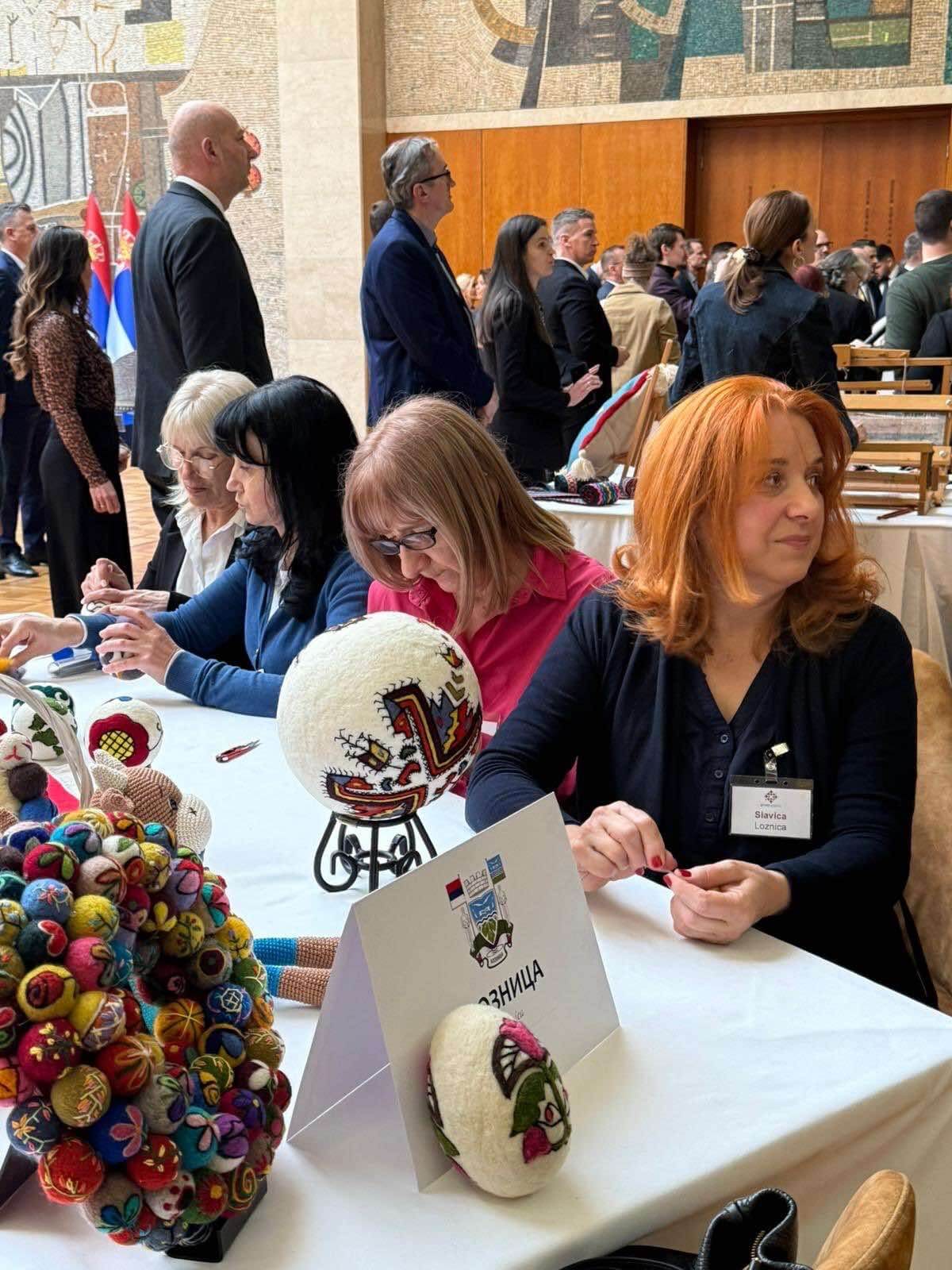 Izlozba-predsednik-vucic-gradonacelnica-lukic_11