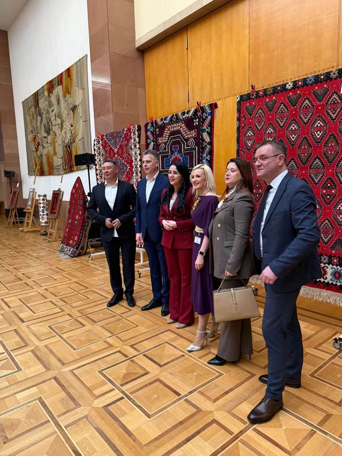 Izlozba-predsednik-vucic-gradonacelnica-lukic_14